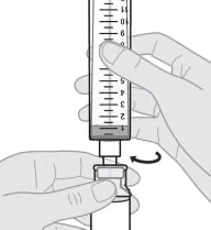 Una mano tiene una siringa graduata posizionata sopra la fiala, mentre l'altra mano stabilizza il contenitore per svitare il tappo