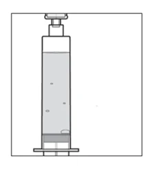 Illustrazione schematica in bianco e nero di una siringa posizionata verticalmente, riempita di liquido con bolle d'aria visibili all'interno del cilindro