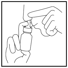 Mani che tengono una piccola boccetta di collirio, una mano stabilizza il contenitore mentre un dito dell'altra preme sull'applicatore nella parte superiore
