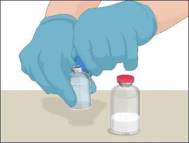 Mani con guanti medici blu tengono una fiala di vetro con liquido sopra un'altra fiala vuota con tappo rosso su sfondo chiaro