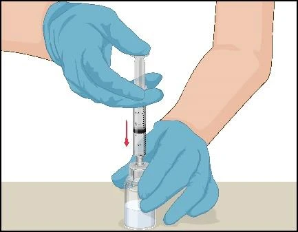 Mani con guanti blu tengono una siringa con liquido, una mano preme lo stantuffo verso il basso, indicato da una freccia rossa diretta verso il basso
