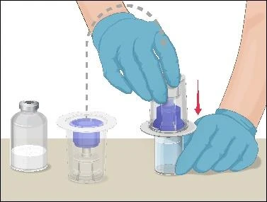 Mani con guanti blu applicano un adattatore di plastica su una fiala di vetro con medicinale, mostrato con linea tratteggiata e freccia rossa