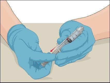 Mani con guanti medici blu tengono una siringa con ago, pronte per somministrare un farmaco su sfondo chiaro