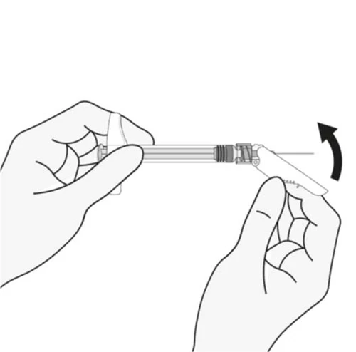 Dos manos sosteniendo una jeringa, una mano estabiliza el cuerpo y la otra levanta diagonalmente la protección de la aguja hacia arriba según indica una flecha negra