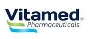 Логотип Vitamed Pharmaceuticals с темно-синей надписью и двумя волнистыми линиями зеленого и светло-голубого цвета под текстом
