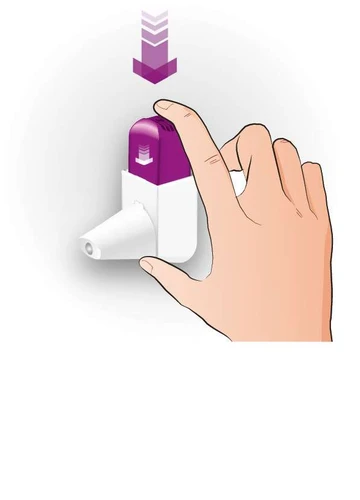 Mano derecha sosteniendo un inhalador blanco y morado, con el dedo índice presionando la parte superior del dispositivo, indicando con una flecha la activación del mecanismo