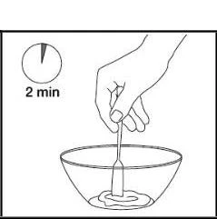 Mano sosteniendo una pequeña cuchara mezclando una sustancia en un recipiente, junto a un icono de reloj que indica 2 minutos