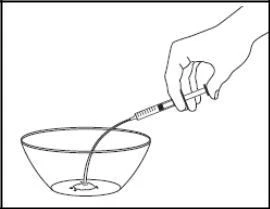 Una mano sosteniendo una jeringa con una aguja larga que introduce líquido en un recipiente transparente lleno de agua o solución