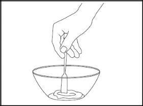 Una mano sosteniendo una cucharilla sumergida en un recipiente con una sustancia líquida, representada en forma de dibujo lineal en blanco y negro