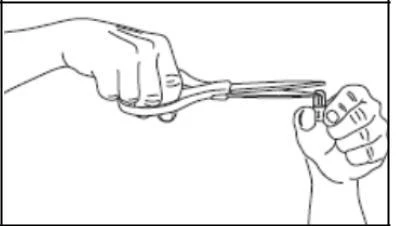 La mano izquierda sostiene y presiona la punta de un dispositivo, mientras que la mano derecha mantiene firmemente un pequeño objeto en posición vertical