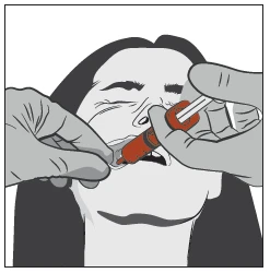 Due mani con guanti che tengono una siringa con liquido rosso e la applicano alla bocca aperta di una persona con gli occhi chiusi