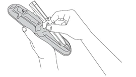 Mani che tengono un dispositivo medico, una mano stabilizza l'involucro mentre l'altra fa scorrere un cursore lungo il dispositivo