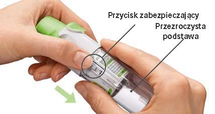 Две руки держат бело-прозрачный инжектор с отмеченной защитной кнопкой, прозрачным основанием и зеленой стрелкой