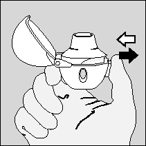 Mano che tiene un dispositivo medico bianco con lo sportello aperto, frecce nere indicano la direzione del movimento laterale dell'elemento dell'involucro