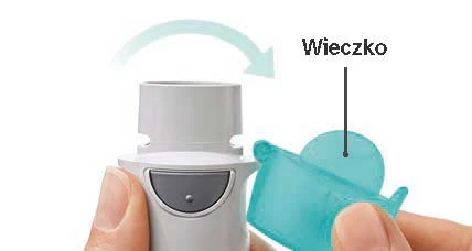 Mano retirando una tapa azul de la parte superior de un dispositivo médico blanco, indicando el proceso de apertura de la tapa según una flecha curva