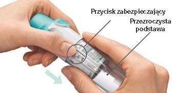 Manos sujetando un inyector blanco y turquesa, con el botón de seguridad resaltado, base transparente y una flecha indicando el movimiento