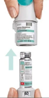 Mano sosteniendo un inhalador blanco que se desliza hacia arriba sobre una base con pantalla digital, indicando el proceso de preparación del medicamento