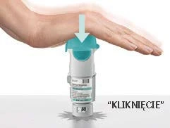Mano presionando la parte superior de un dispositivo médico blanco, con una flecha azul que indica la dirección del movimiento hacia abajo junto al texto CLIC