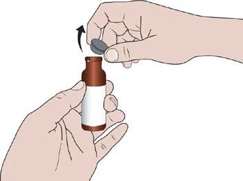 Due mani tengono una bottiglietta marrone con etichetta bianca, una mano solleva verso l'alto un tappo grigio seguendo la freccia nera che indica il movimento