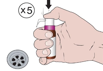 Una mano tiene saldamente un piccolo flacone con erogatore, il pollice preme la parte superiore causando l'uscita di una goccia di liquido, accanto al simbolo x5