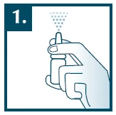 Mano che tiene un atomizzatore bianco rivolto verso l'alto, da cui esce una nebbiolina fine di farmaco sotto forma di piccole gocce
