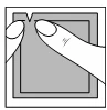 Dos manos sosteniendo y rompiendo un elemento rectangular del envase a lo largo del corte en la parte superior para abrir el producto
