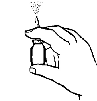Mano que sostiene un pequeño frasco con pulverizador, del que sale una fina niebla de medicamento pulverizado dirigida hacia arriba