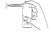Mano che tiene verticalmente un inalatore dal quale esce un sottile getto di farmaco sotto forma di aerosol