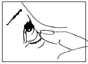 Primer plano del ojo humano, donde un dedo tira suavemente del párpado inferior hacia abajo, revelando el interior del ojo y las pestañas