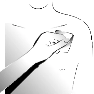 Mano che applica un piccolo cerotto quadrato sul torace di un uomo per la somministrazione di un farmaco o per proteggere un'area cutanea