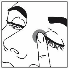 Illustrazione in bianco e nero che mostra un primo piano del viso di una donna il cui dito indice tocca un punto sulla palpebra dell'occhio chiuso