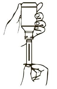Due mani che tengono una fiala di medicinale e una siringa collegata al collo della fiala per prelevare il farmaco da somministrare