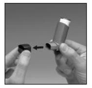 Dos manos ensamblan una boquilla desmontable en un inhalador cilíndrico, con una flecha negra indicando la dirección del acoplamiento de las piezas al dispositivo