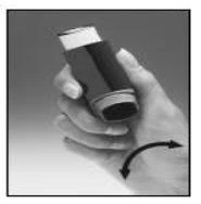 Una mano de color negro sostiene un inhalador en posición vertical, con una flecha negra que indica el movimiento giratorio del dispositivo hacia abajo y hacia un lado