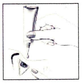 Una mano exprime el contenido del tubo directamente sobre un área de la piel; junto a ello se observa un fragmento del envase del medicamento y los dedos que sostienen el tubo