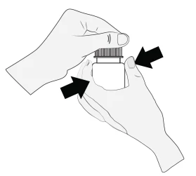 Dos manos sosteniendo un frasco blanco con tapa, flechas negras indican la dirección de presionar los lados del envase para abrirlo