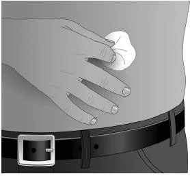 Mano di una persona che tiene un cerotto rotondo bianco sull'addome, appena sopra la cintura dei pantaloni neri, in una grafica medica in bianco e nero