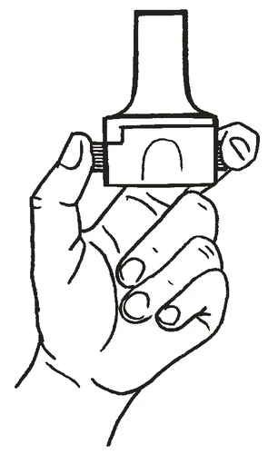 Ilustración lineal en negro de una mano sujetando y estabilizando un dispositivo médico de forma rectangular con un elemento superior sobresaliente