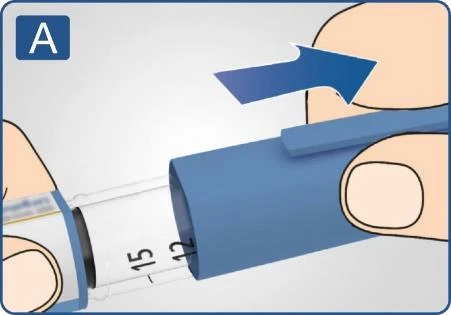 Крупный план рук, снимающих синюю защитную накладку с белого медицинского устройства с чёрными отметками числовой шкалы 12 и 15