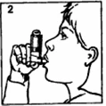 Una persona inhala por la boca sosteniendo el inhalador en la mano, dirigido hacia la boca, con el número 2 en la esquina superior izquierda