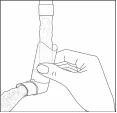 Una mano sostiene una jeringa insertando la aguja en ángulo en el tejido muscular, con el contenido líquido visible dentro de la jeringa