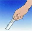 Una mano sostiene una jeringa transparente con solución estéril, preparada para inyección, sobre fondo azul