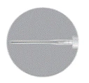 Aguja metálica fina de jeringa con anillo base plástico transparente, colocada horizontalmente sobre un fondo gris circular