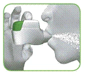 Mano sosteniendo un inhalador con elemento verde, el paciente inhala medicamento del dispositivo, visible el flujo del medicamento hacia la boca