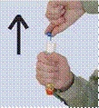 Una mano tiene un'ampolla di medicinale, l'altra mano apre il tappo, una freccia nera punta verso l'alto indicando il senso dell'azione