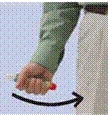 Una mano con manica verde impugna una siringa con tappo rosso, esegue un movimento nella direzione della freccia per l'iniezione