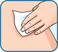 Una mano pasa un hisopo de algodón sobre la piel, preparación para la inyección