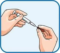Una mano sostiene una jeringa, la otra mano retira la aguja de un frasco con solución, preparación para la inyección