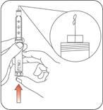 Una mano sostiene la jeringa, con una flecha hacia arriba que indica la dirección para eliminar el aire de la aguja; una imagen ampliada muestra la expulsión del aire de la jeringa