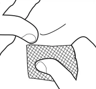 Mani che tengono una garza sterile rettangolare con texture a rete, pronta per essere applicata su una ferita